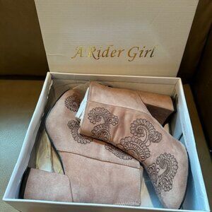 A RIDER GIRL DUSTY PINK SUEDE ANKLE BOOTS WITH EMBROIDERED FRONT DESIGN.  SZ 7